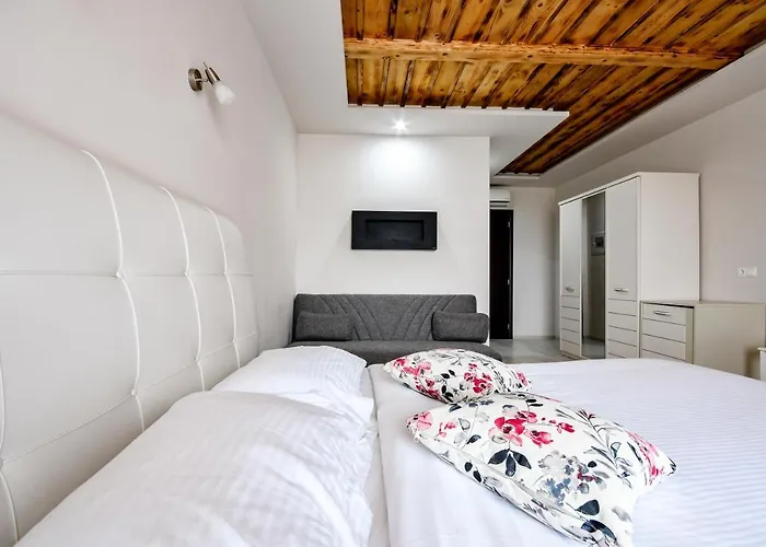 Archontiko Liamas Megali Volvi